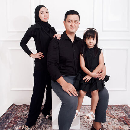 jasa foto keluarga; jasa foto keluarga di rumah; jasa edit foto keluarga; harga jasa foto keluarga; paket foto keluarga;